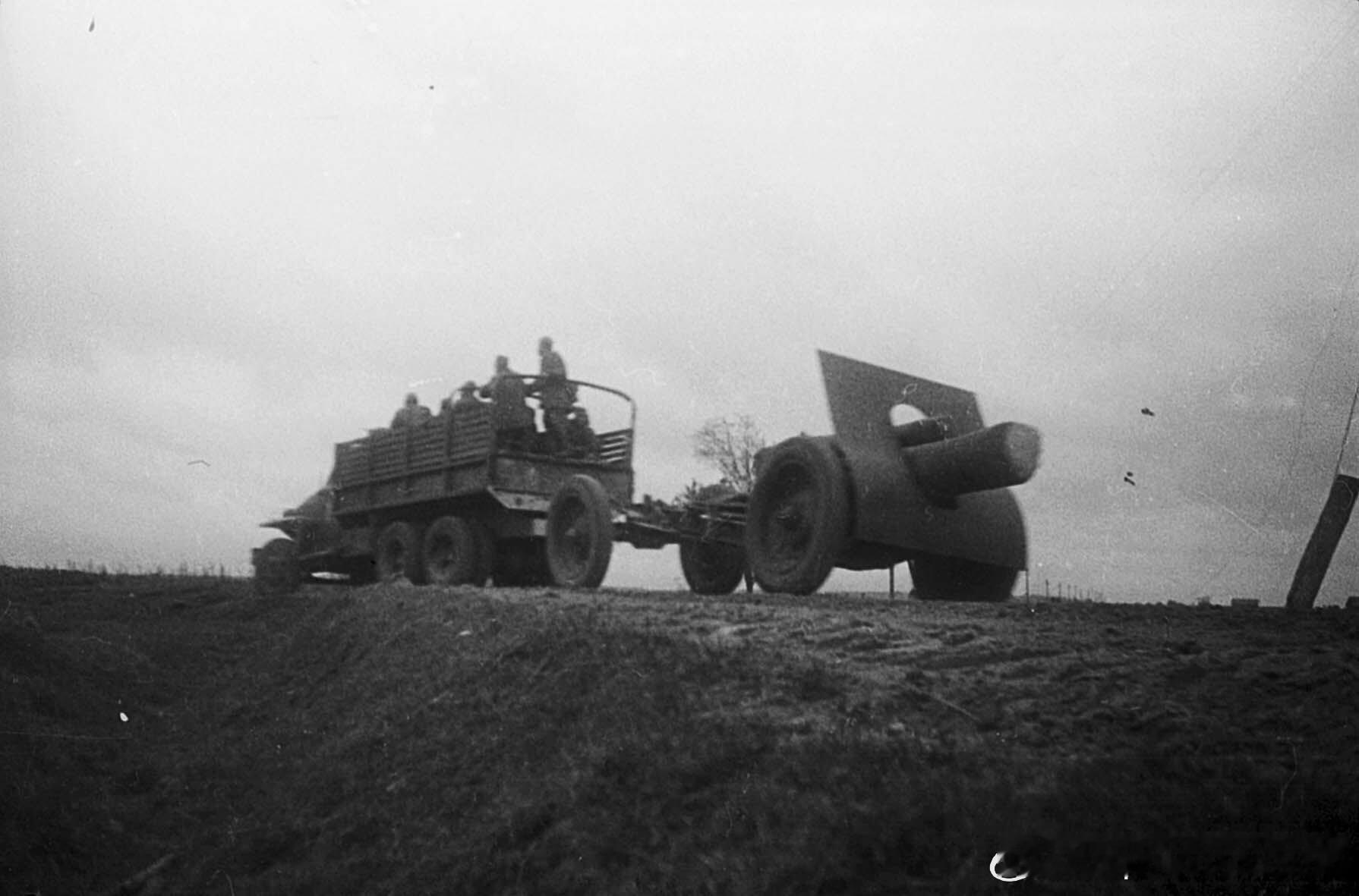 1944年10月7日波罗的海沿岸第1方面军炮兵使用Studebaker US6卡