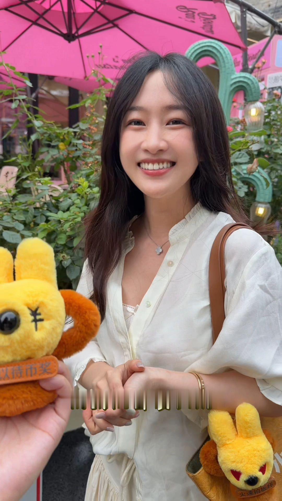 一代人有一代人的挂件打工人通勤包标配小奖杯挂件，熬过工作日就奖励自己，烦躁时捏一