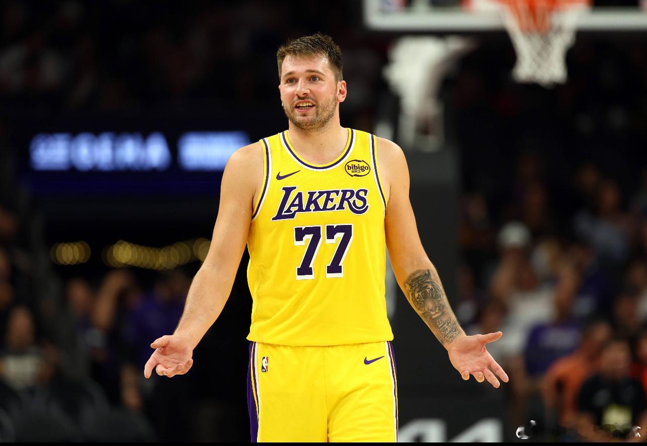 NBA常规赛，76人今日主场108-112惜败湖人。本场比赛，湖人球星东契奇迎来