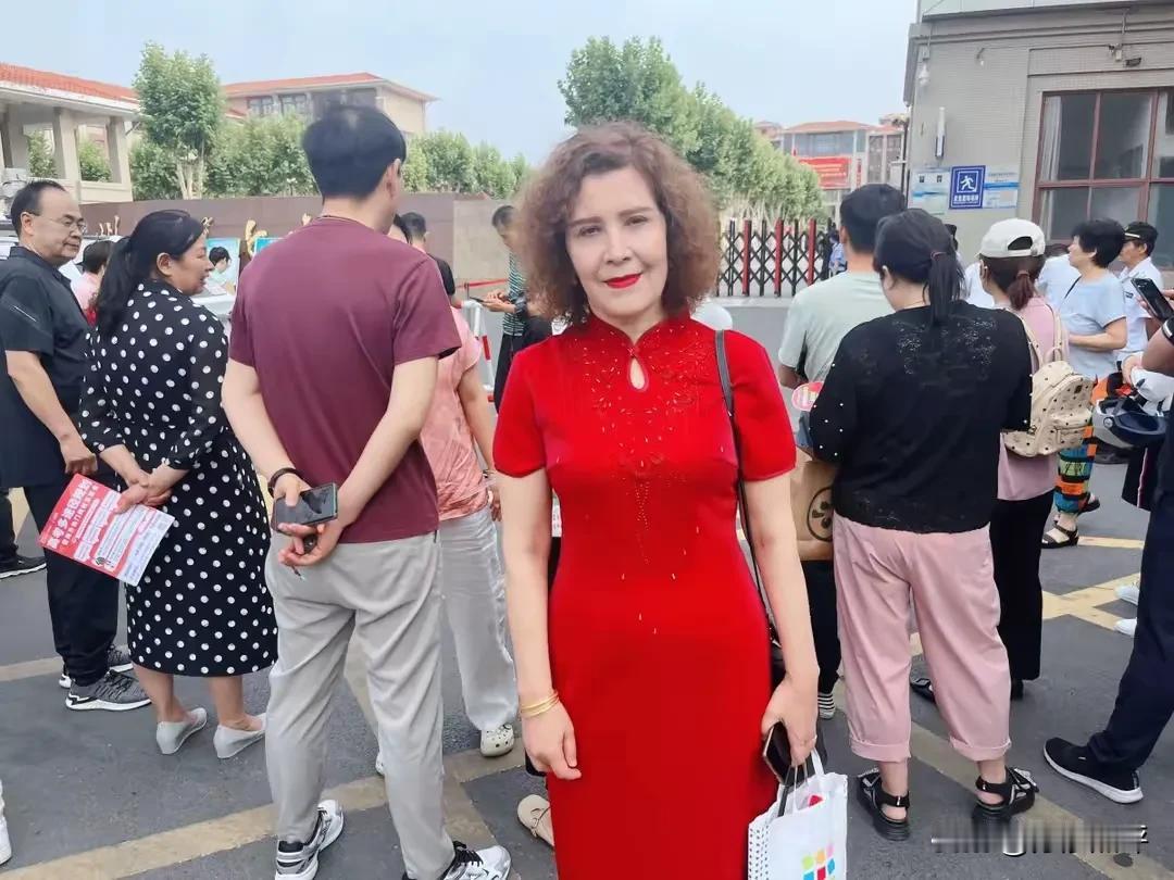 没墨水，就是穿上黄金甲也没用！今日高考，妈妈们盛装送考遭吐槽：是送考还是秀身材！
