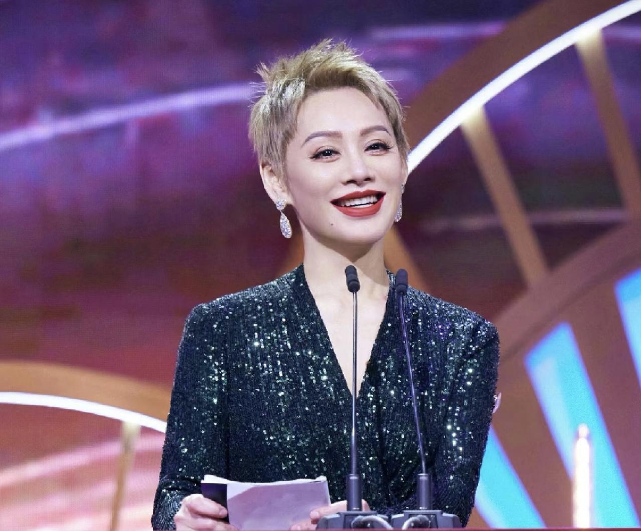 大家发现没，

宁静有一个过人之处，

不是她身材好，也不是她长得美，而是她真的