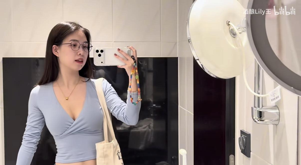 还记得前几天火爆的小鹏代言人嘛？没错就是这次全网男生的小姨子，这次小鹏monn 