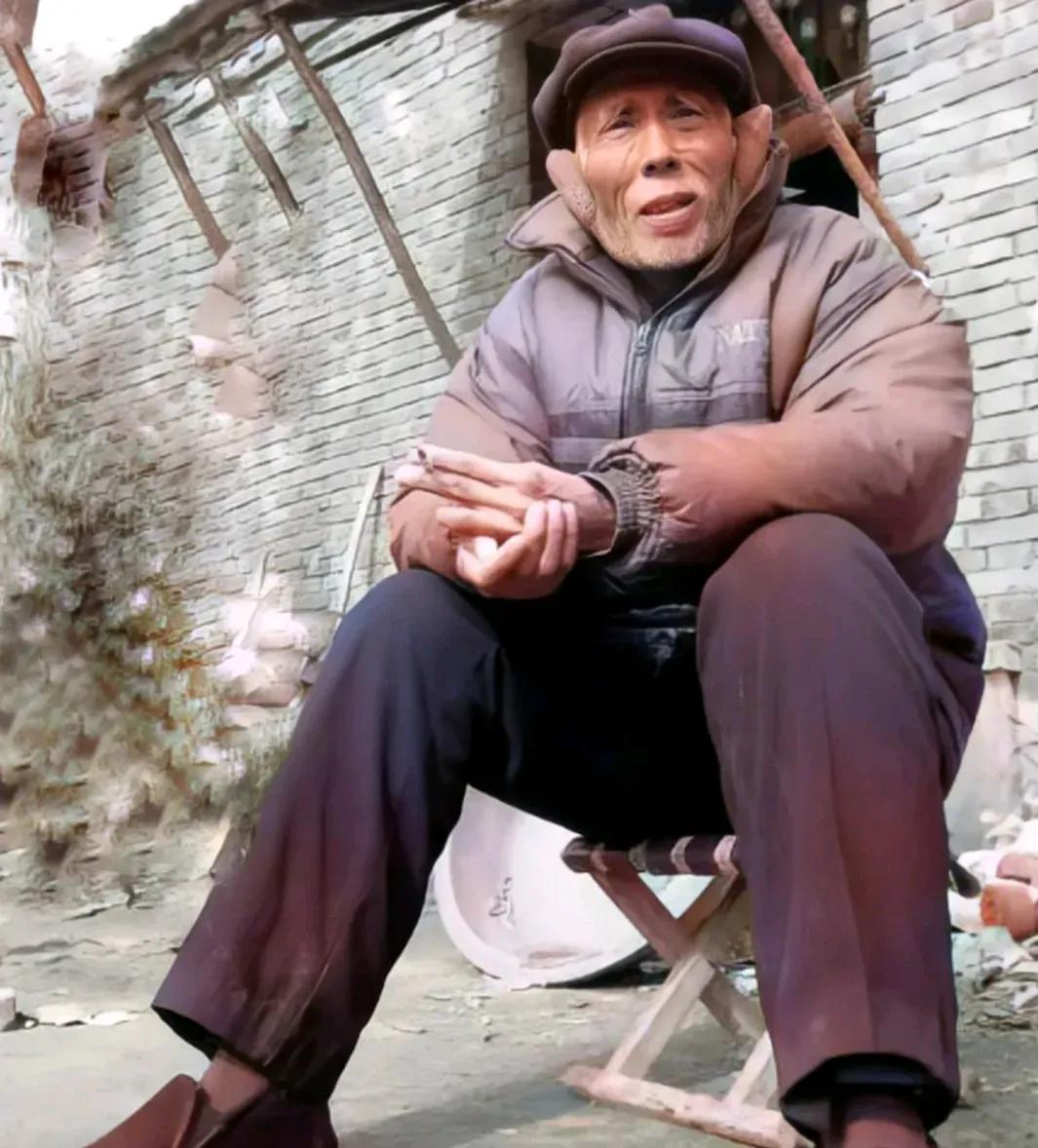 1949年，“掐死”小萝卜头的白公馆看守杨钦典弃暗投明，放走了19个地下党员，这