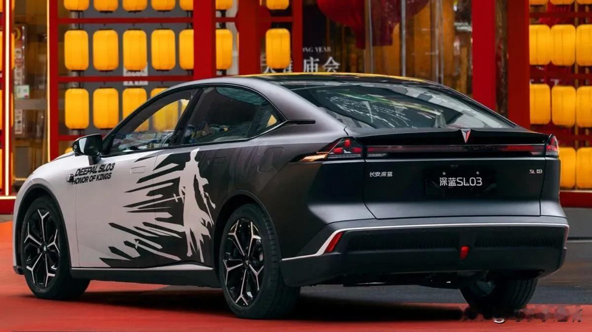 深蓝SL03整体还是比较智能的，对新手很友好，360、抬显、自动灯光雨刮、不能超