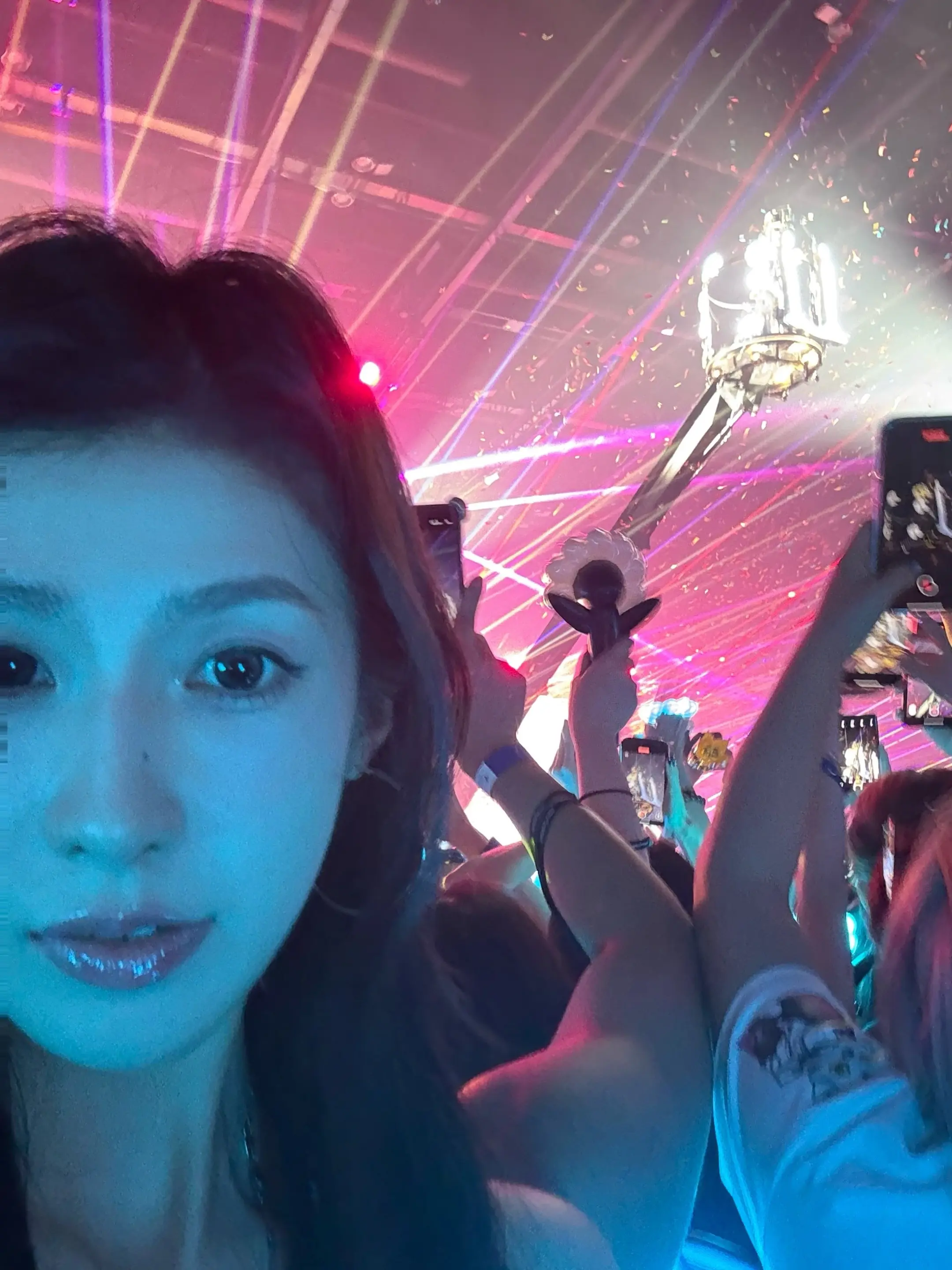 踏进馆门口就喉咙泛酸了 你在我头顶的时候 就像一束光照亮了我😭