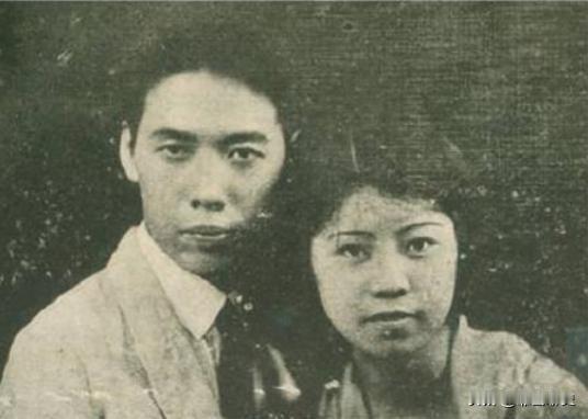 坐在田汉身边的一位胖太太，原来是田玛莉的母亲、田汉的正夫人。何以有“正夫人”之称