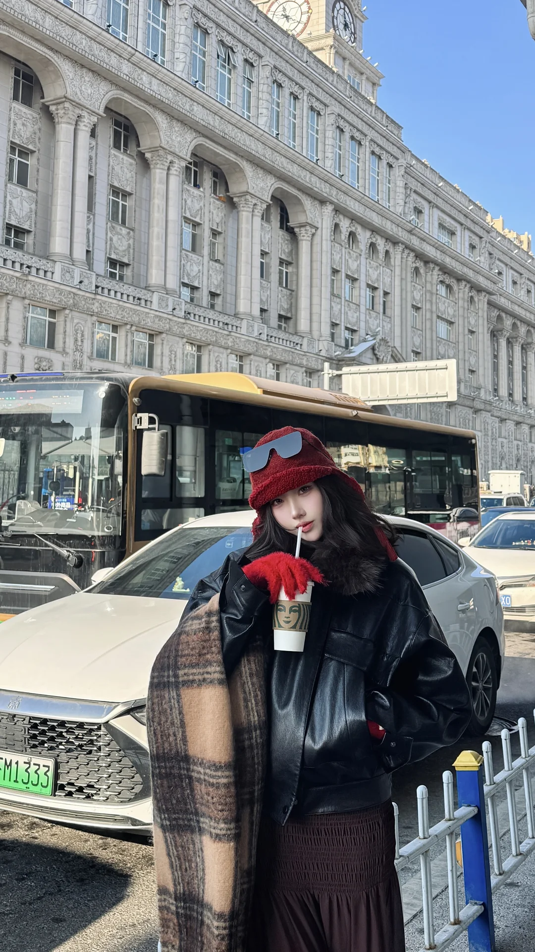 来卢浮宫了 跟尔滨似的