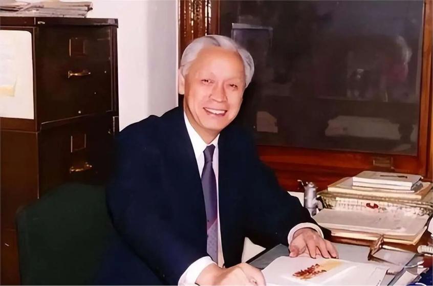 “你不敢吃，你让别人去吃去？”1960年的一天，他亲手将未知风险的疫苗，喂给了自