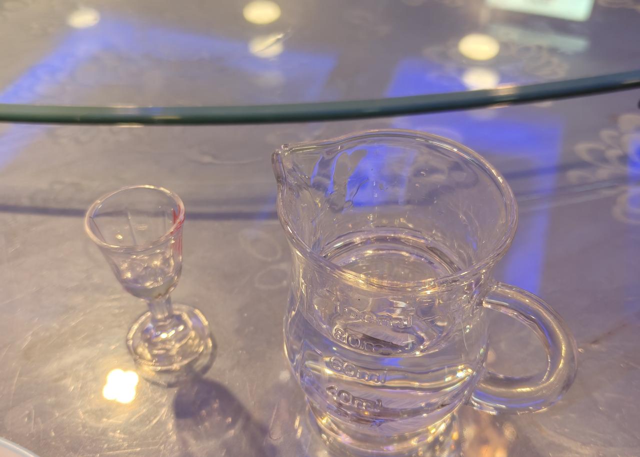 喝完一顿白酒，回家路上，我拉了一裤裆。
先看照片。左边那个小酒杯，一两不到。右边