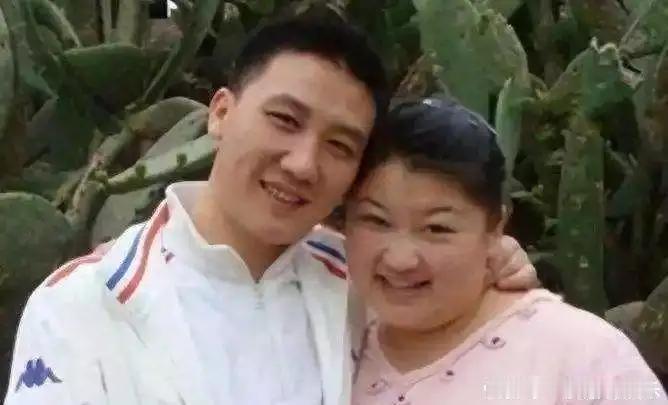 胖丫因售卖假药入狱，这一事件让杨树林独自挑起了照顾孩子的重担，一扛就是三年。在这