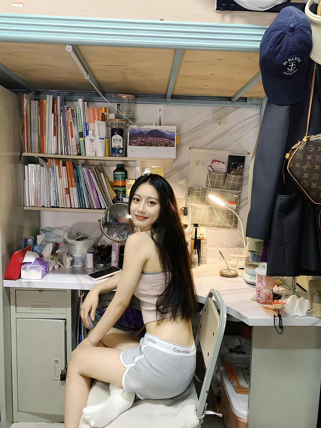 宿舍书桌前的松弛日常，浅粉吊带搭灰色短裤，把舒适穿在身上，在堆满书本的小天地里，