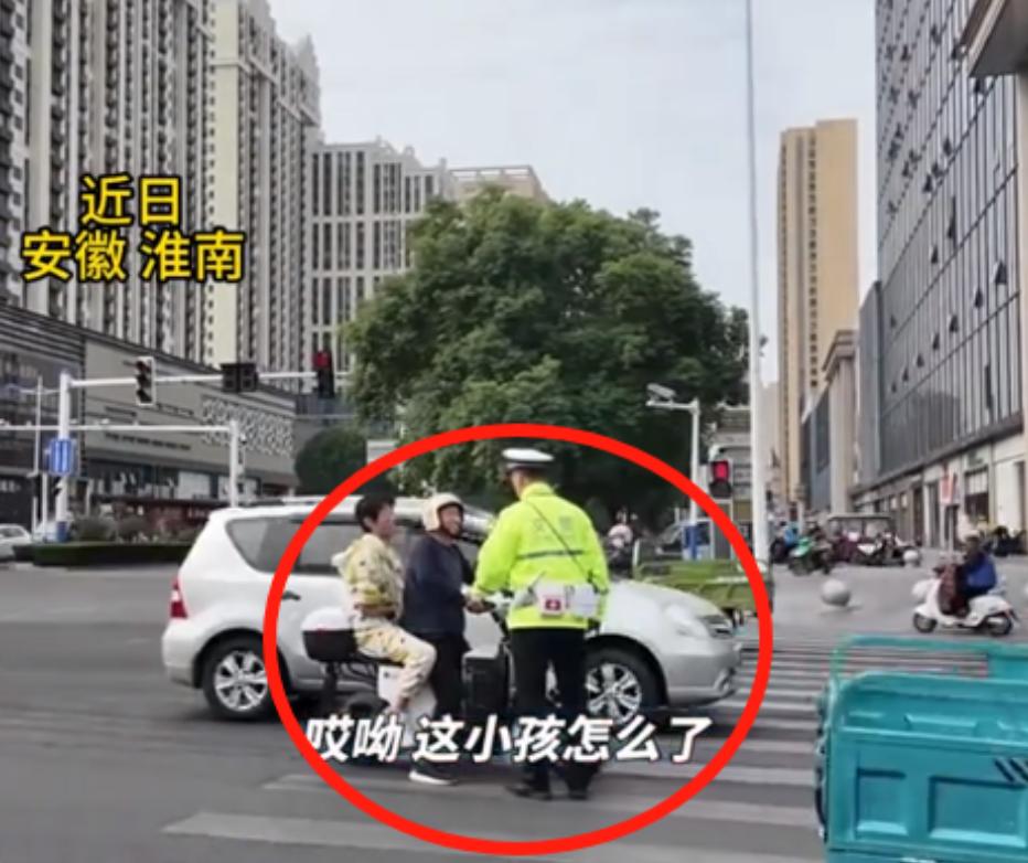 这个交警火了！2024年11月安徽，交警执勤时看到一对父子没戴头盔，伸手将其拦下