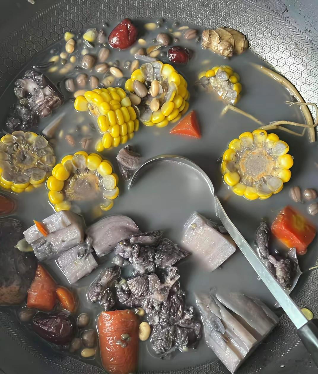 这是我忙了一大早上，去市场里买的玉米，红萝卜，莲藕，花生米，排骨，党参，当归，枸