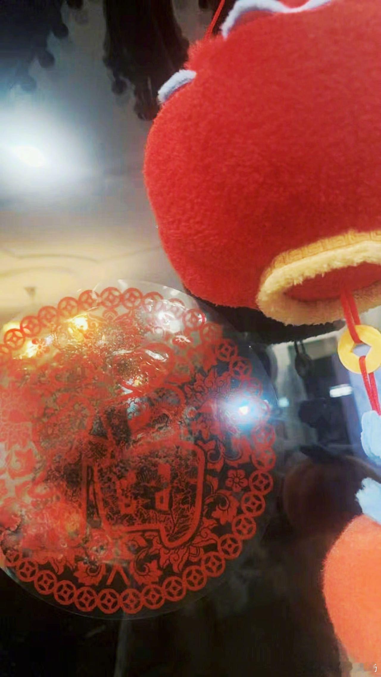 王源忘拍年夜饭  新年微博来袭，一边碎碎念一边给大家送上新年祝福，在红灯笼里感受