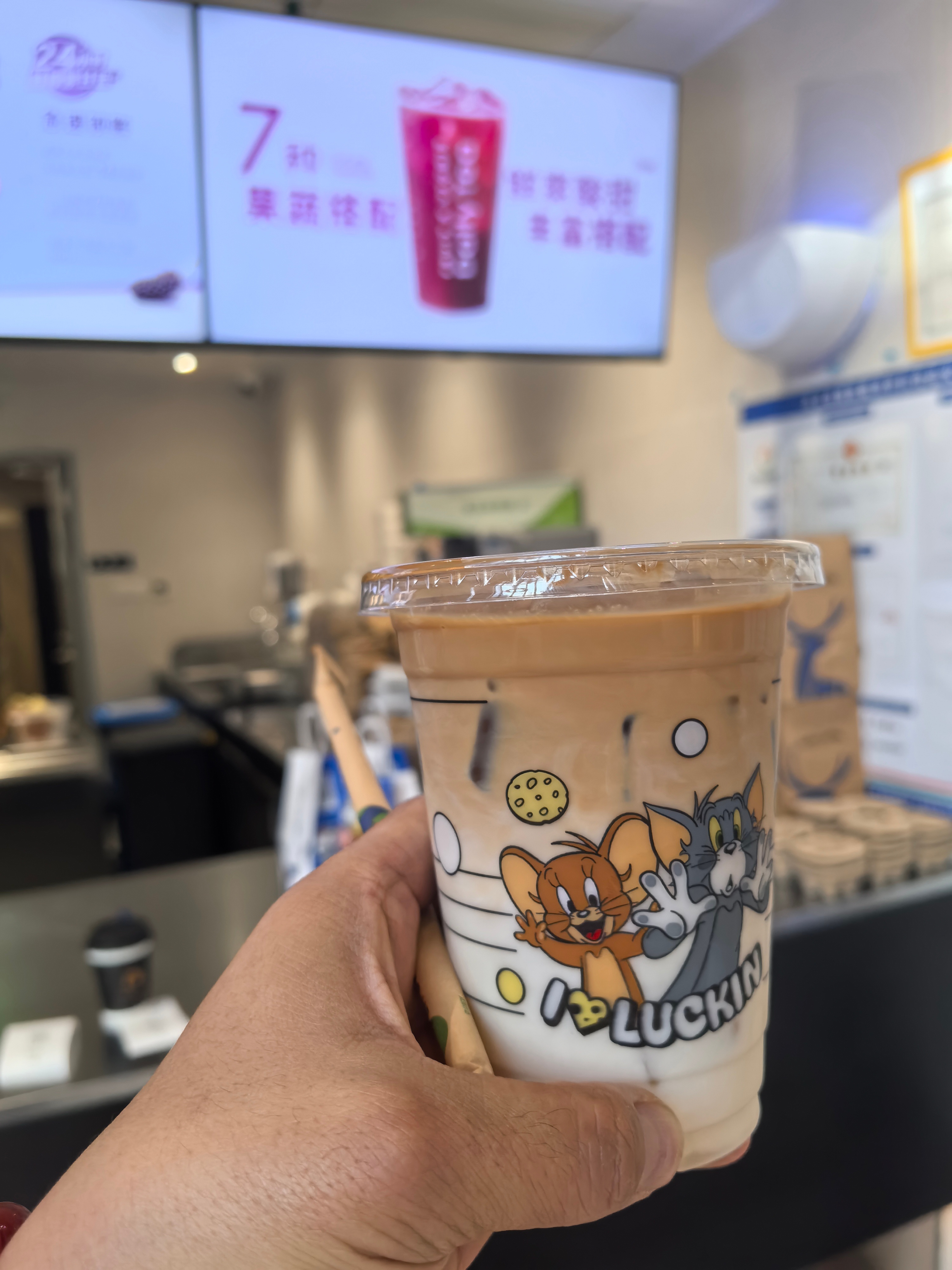 打卡变态瑞幸奶皮子拿铁 入口一般，没有奶皮子的质感，但勇敢尝试没有错。 ​​​