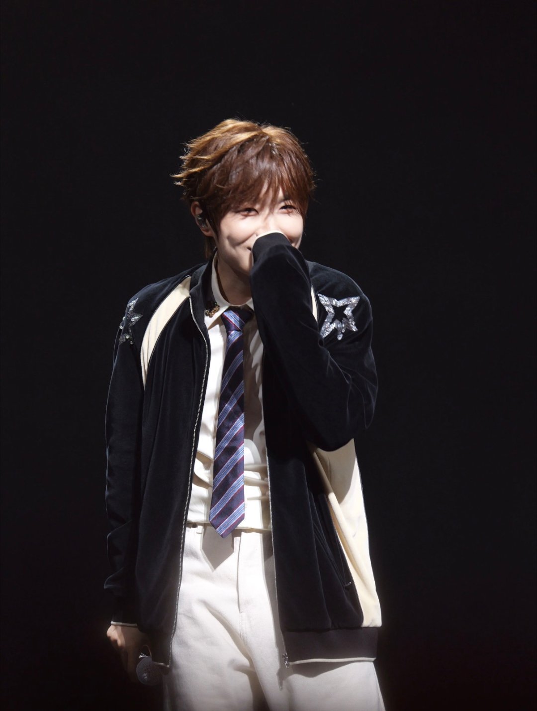 COS成青春里的自己见徐良徐良演唱会梦回晚自习穿上校服，奔赴一场青春的旧约。当熟