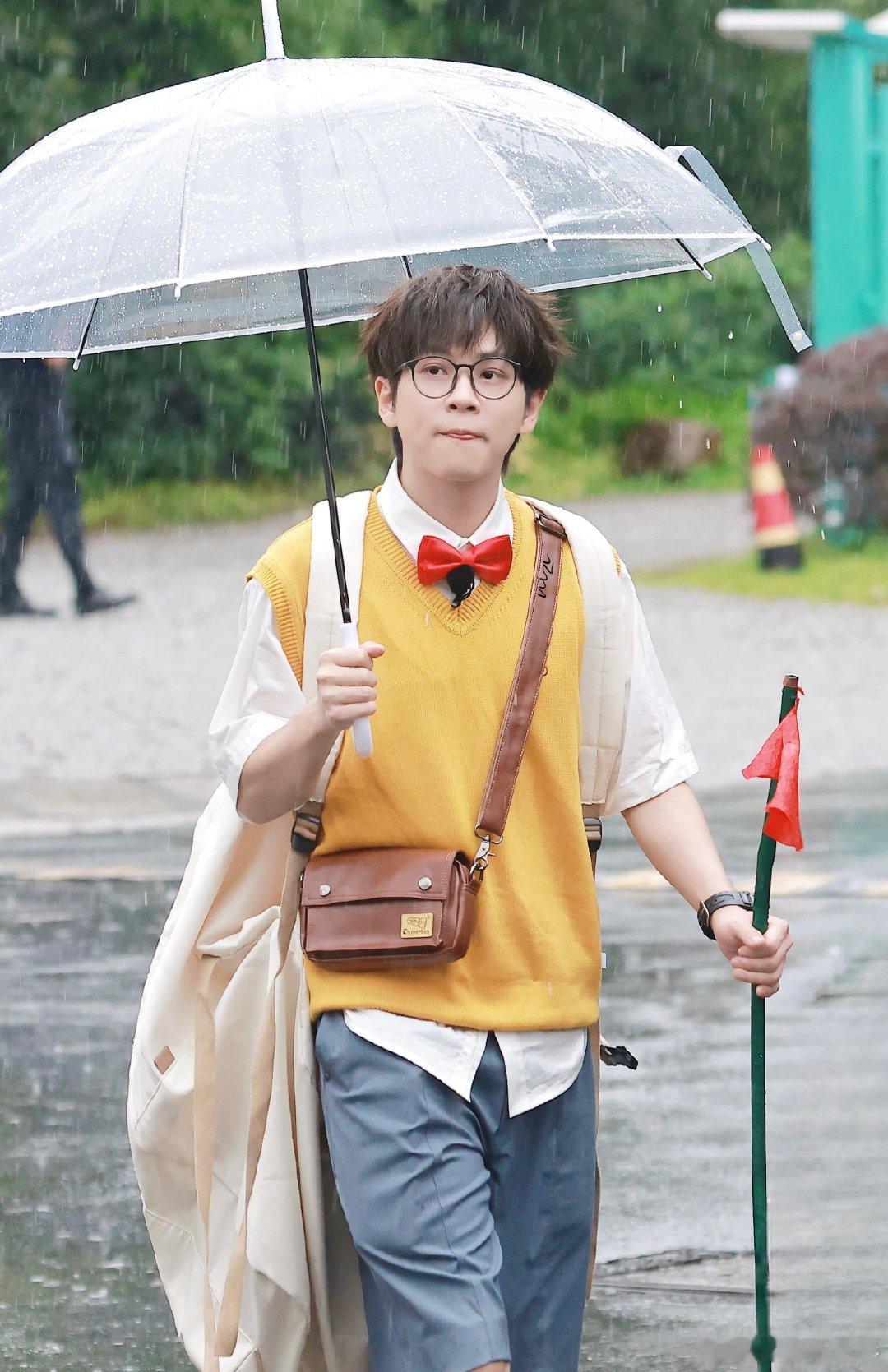 #小小的武艺大大的书包# #武艺的书包好大#武艺录综艺的惊艳look！小小身影背