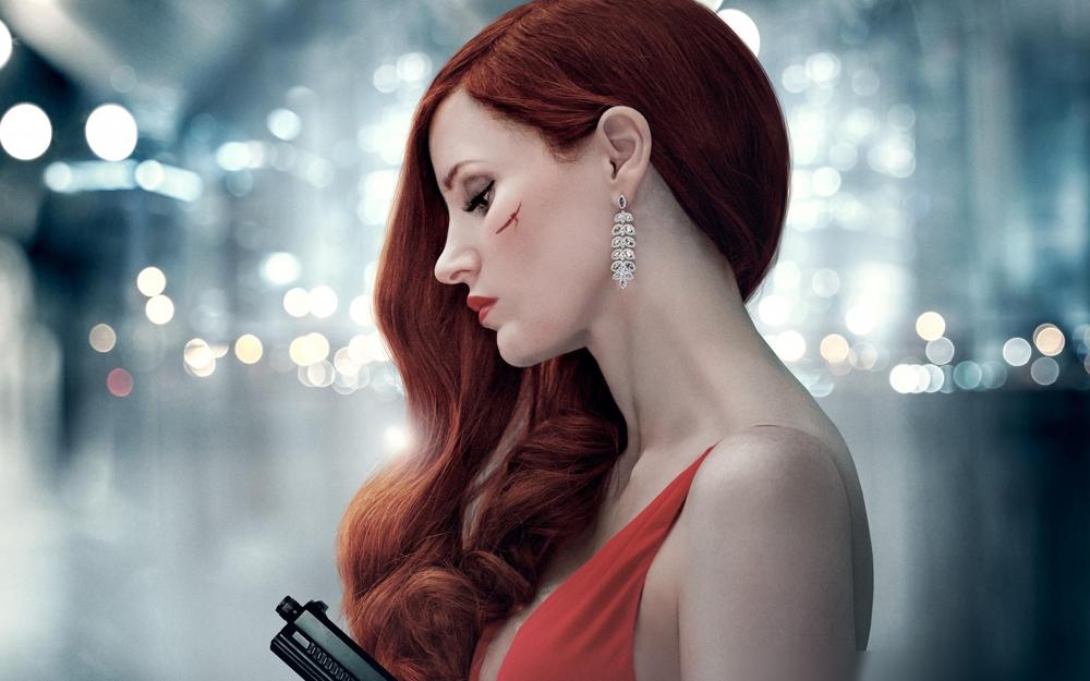 那个穿正红色吊带裙的女人刚把刀尖捅进对手喉咙，顺手抹掉溅在唇边的血迹，眼神冷得像