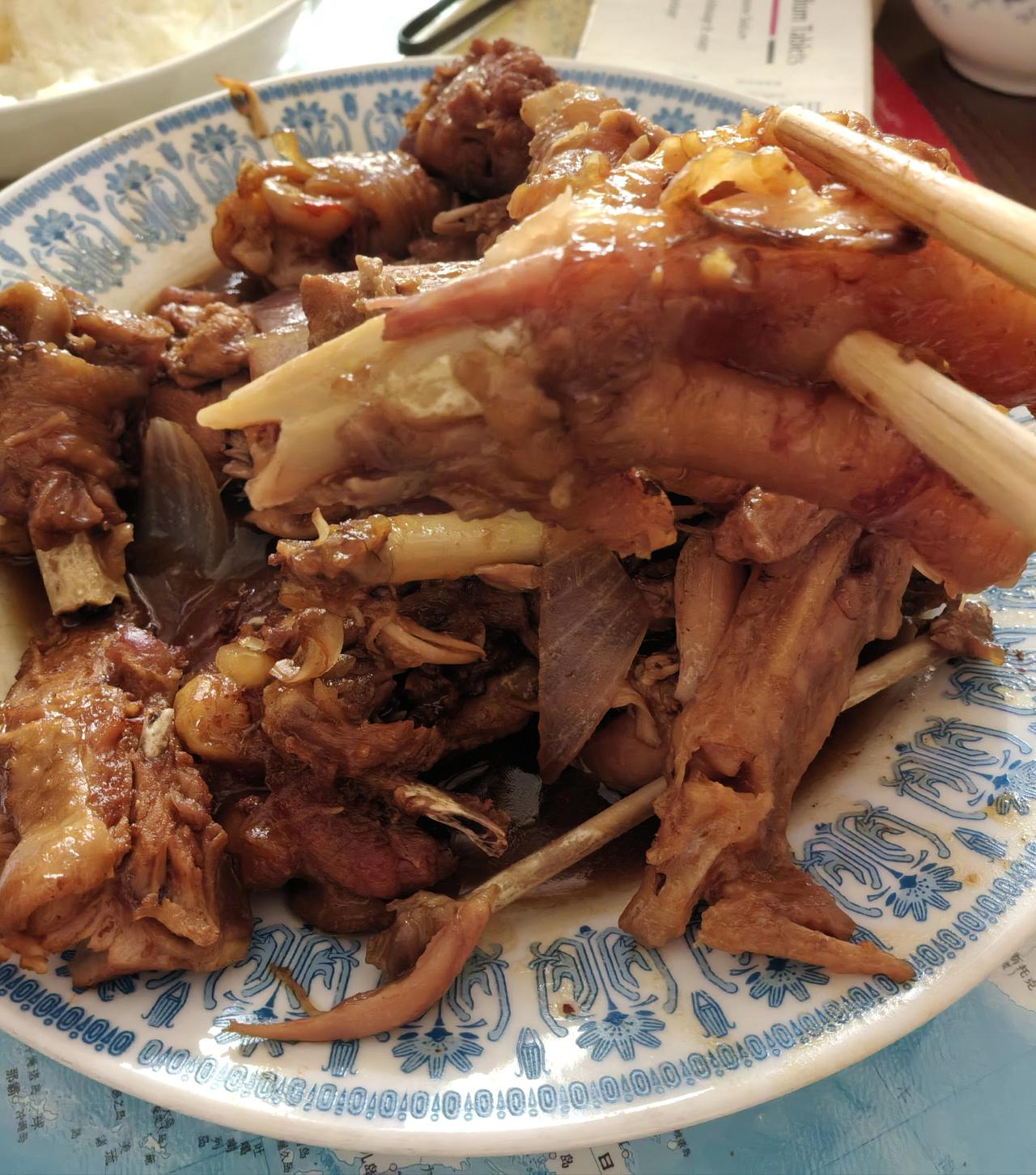 有个会做饭的老伴真的很幸福。

老伴是个喜欢做饭又特别心灵手巧的人。

我喜欢吃