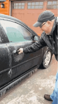 看来今天是出不去了。