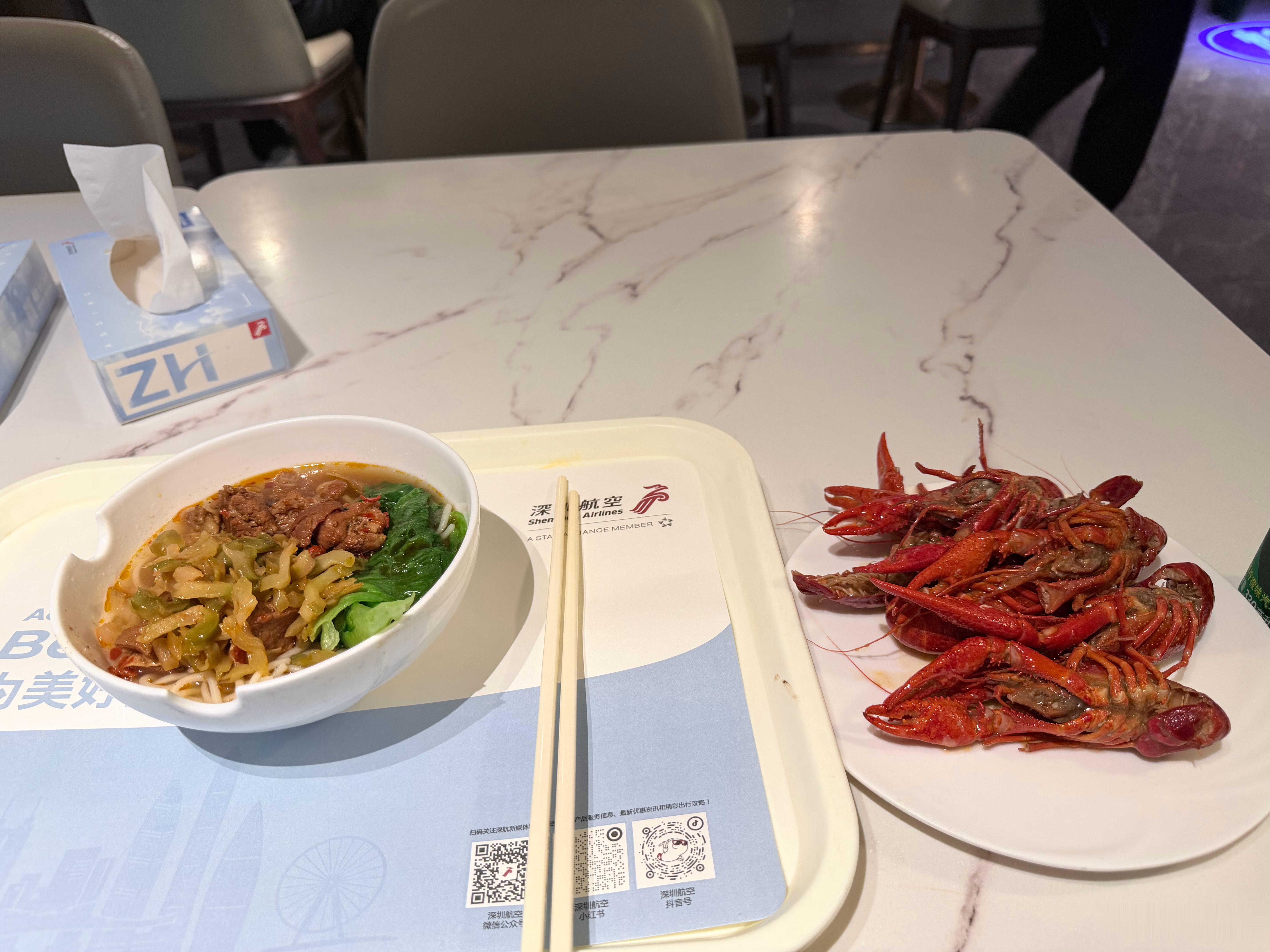 今日份机场免费餐，不如泡面