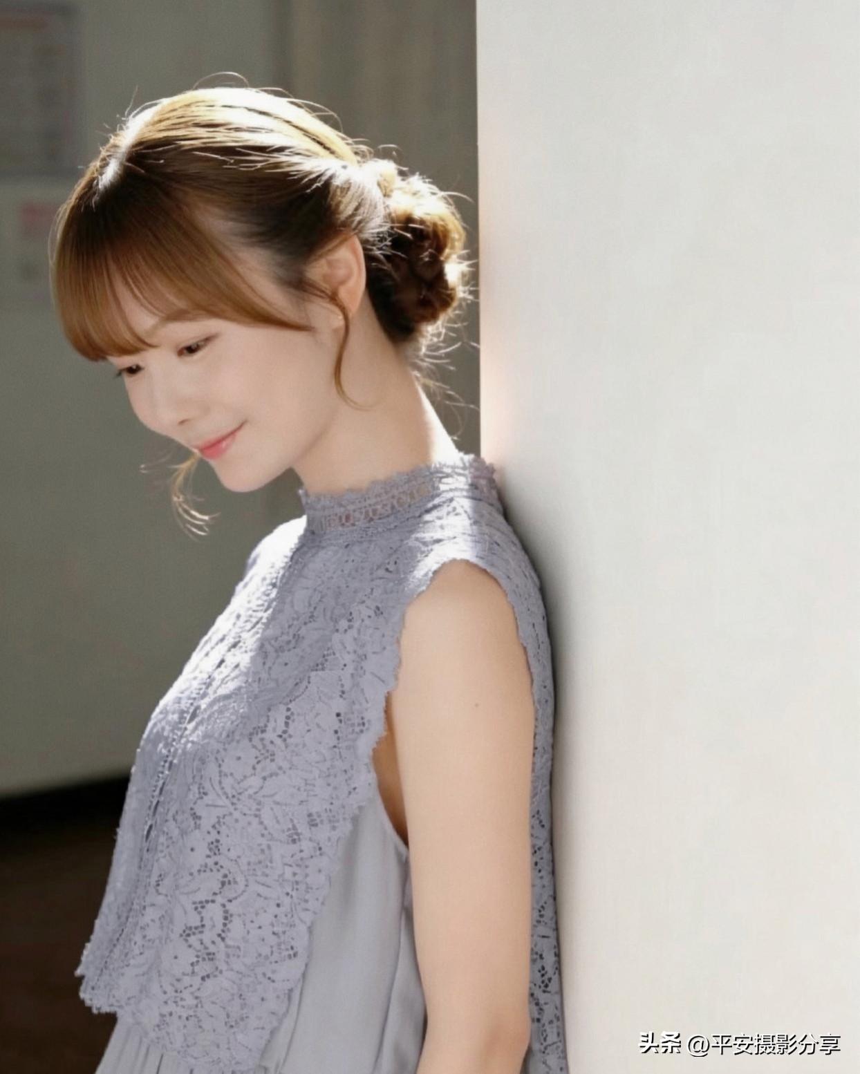 优雅气质，浅蓝色蕾丝连衣裙，温柔微笑，自然光下更显迷人。女生如何穿搭看起来时尚更