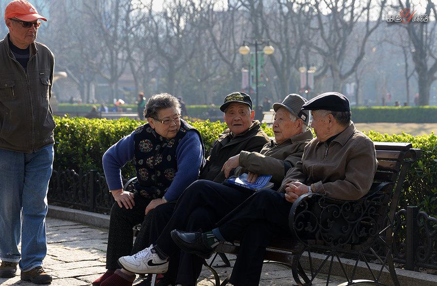 老王有点看不上老李，直接甩出一句话：“你儿子 985 毕业，天天坐办公室吹空调，