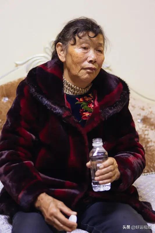 在我们这儿，伯父的老婆一般叫伯母。不过不同地方叫法差异还挺大。像龙口那边，伯父配