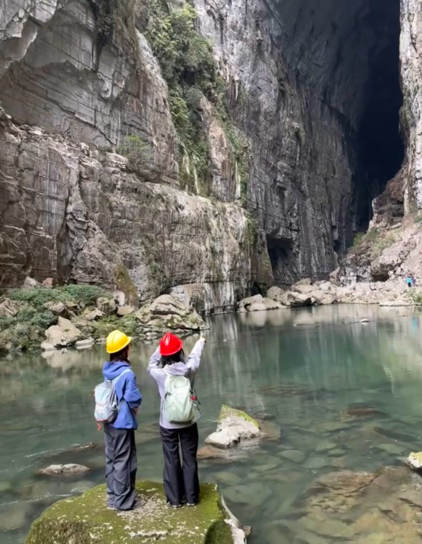 土木人有自己的打卡方式到了目的地不管三七二十一先带上帽子指挥一通再说校园v计划开