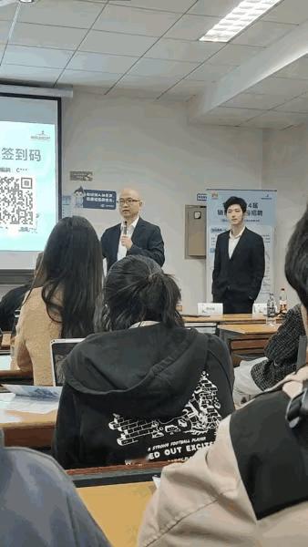 华为招聘的两个人，乍一看以为肖战和孟非 ​​​