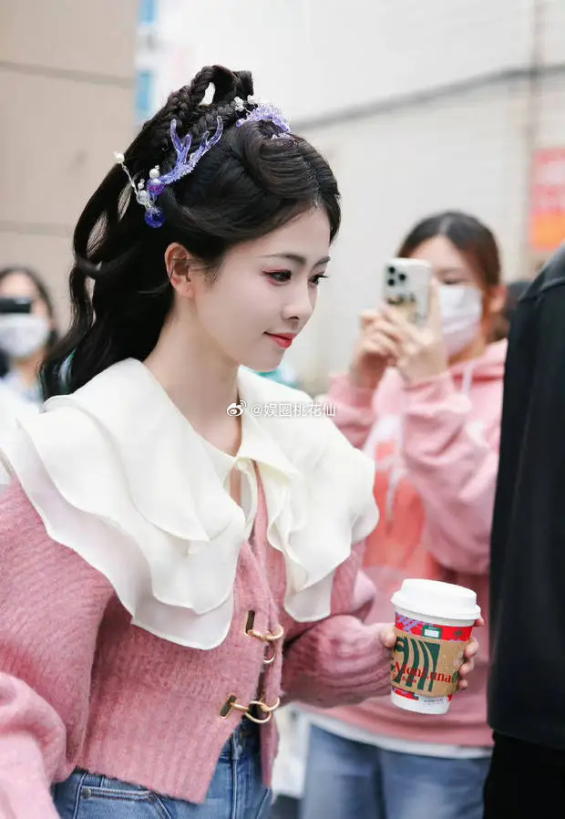 白鹿上班路透甜美娇俏，穿淡粉色毛衣少女感十足！！ ​​​