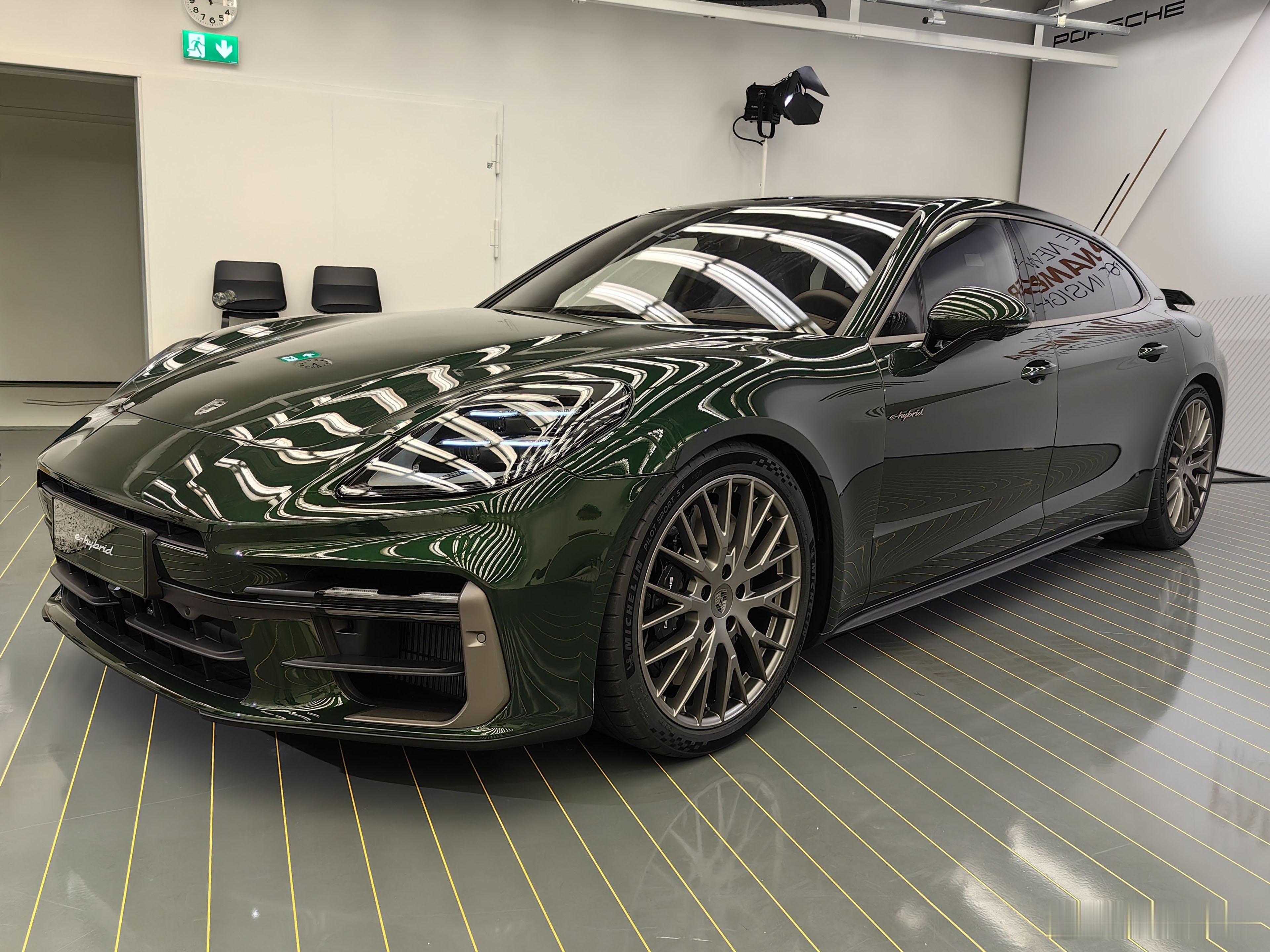 日前，保时捷全新Panamera E-Hybrid插混版售价公布，5款车型售价区