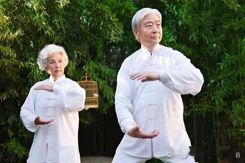 老翁打油诗巜自乐情感》
清晨缓步公园中，
伸腰踢腿练轻松，
莫叹岁月催人老，
心