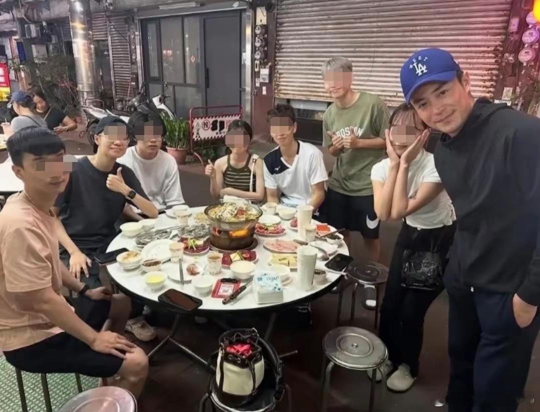45岁霍建华饭店聚会被偶遇，喝到满脸通红，为人亲和状态显年轻！！！ ​​​