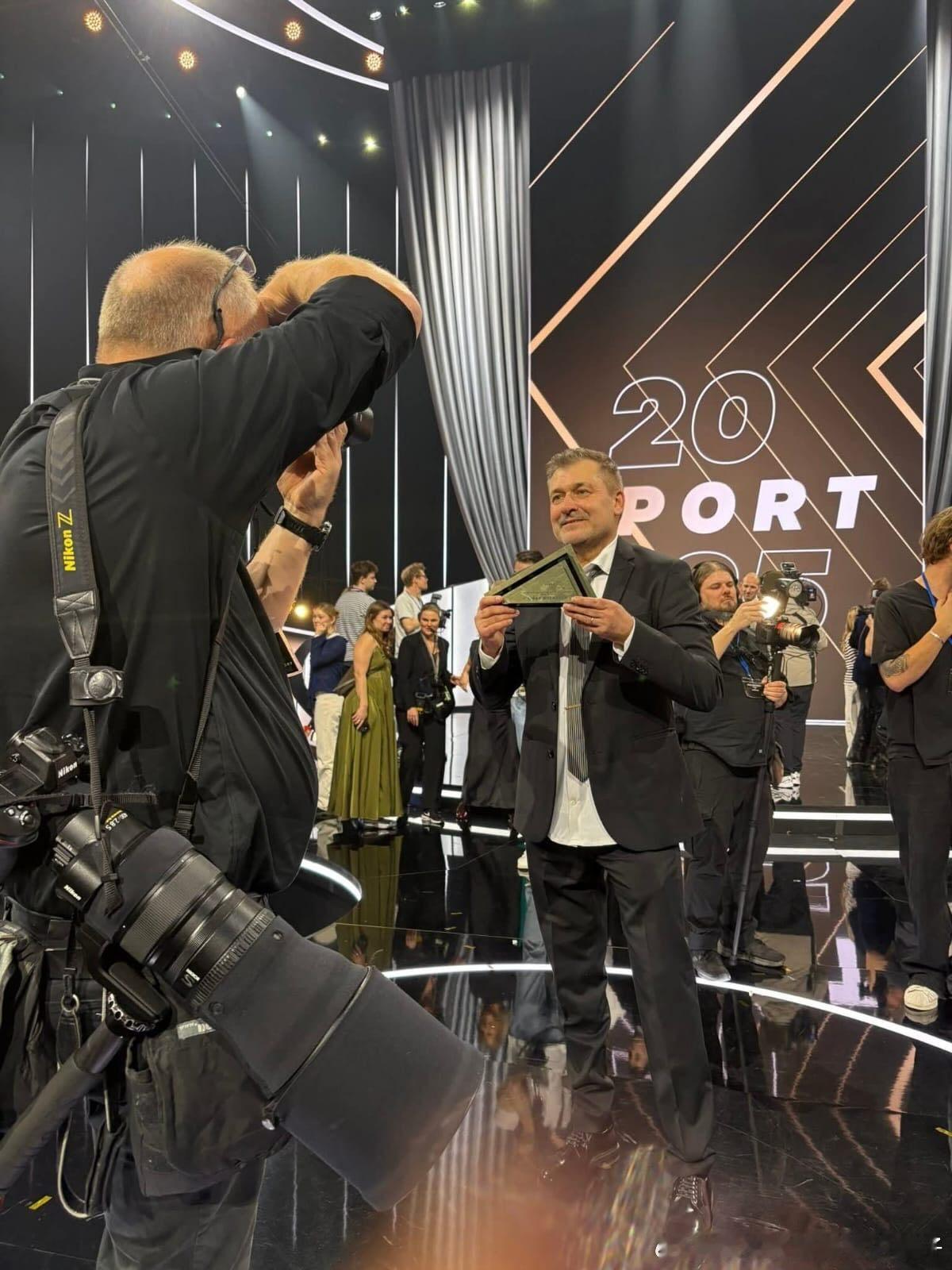 丹麦队教练莱纳斯·门斯滕：荣获丹麦“年度体育教练”称号，我深感荣幸与自豪。这份奖