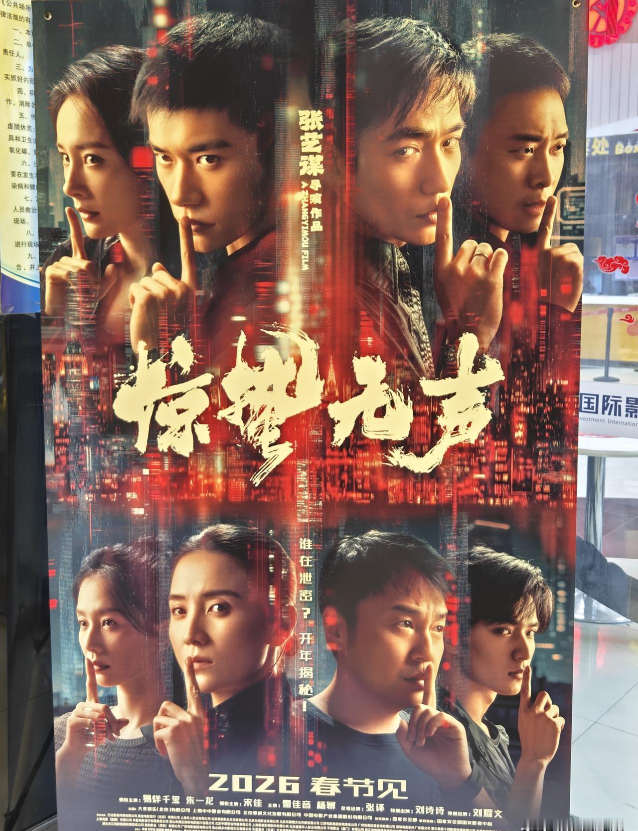 初二下午三点，闺女还在被窝里一动不动。
我抄起鸡毛掸子，手腕却被老公一把攥住。