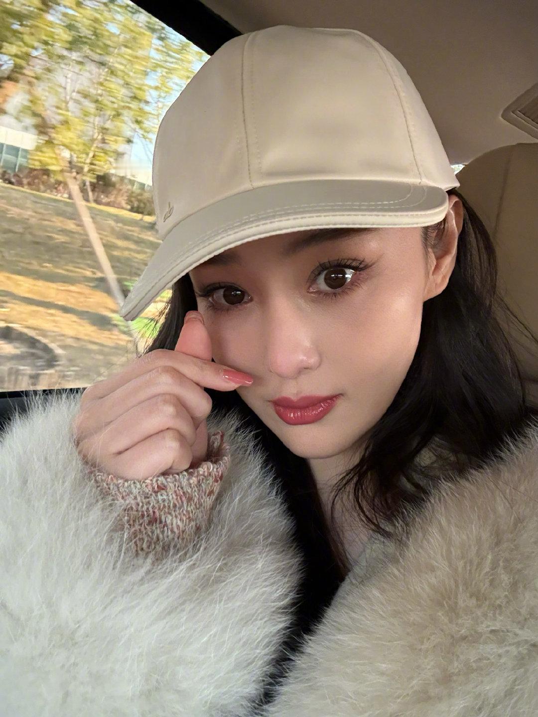 张馨予陪粉丝一起哭张馨予说完新年快乐哭了 粉丝记录的，在离开时和大家说完新年快乐