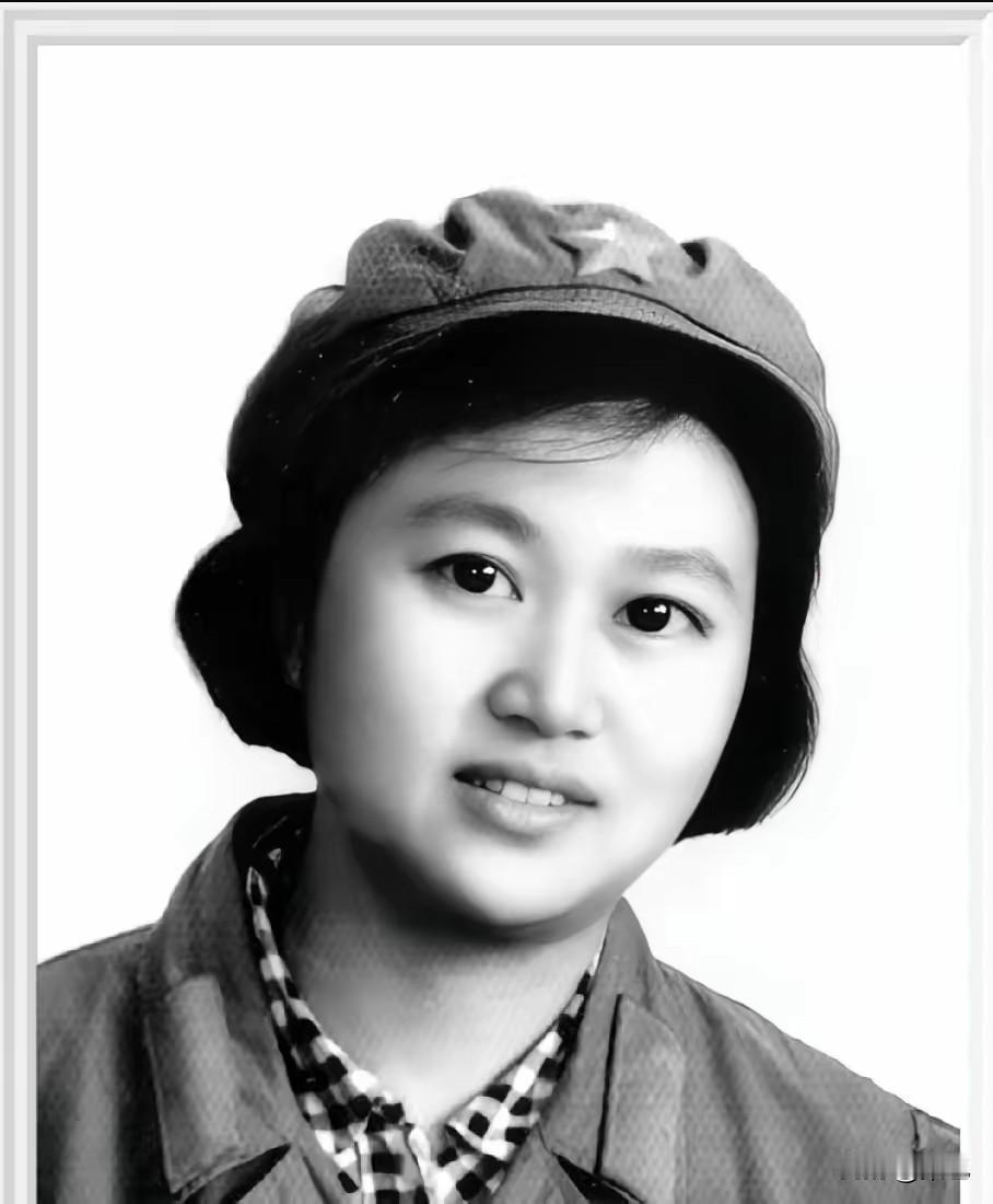 1953年，一个女红军在供销社扯布，被老战友一把抓住胳膊：桂英？你还活着！你男人