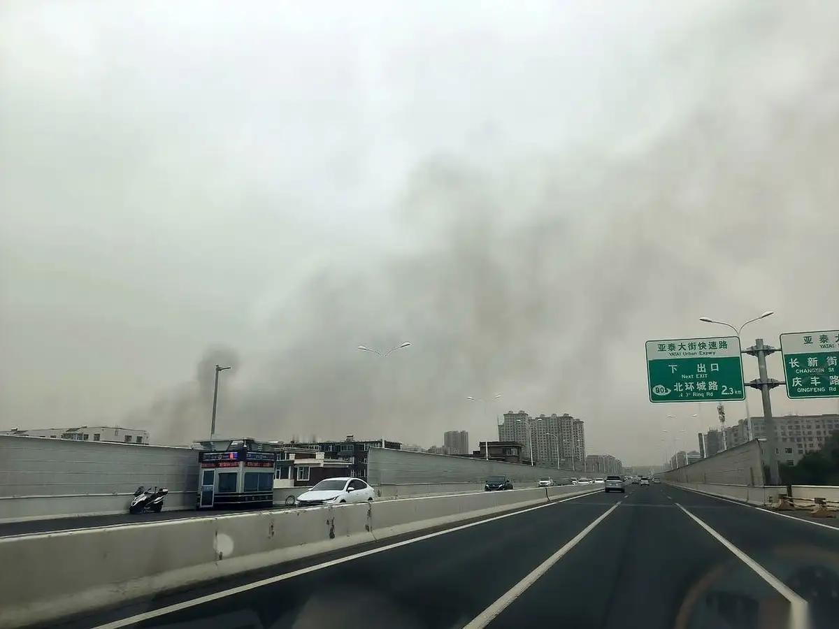 突发！长春海航紫荆花饭店失火，建筑框架裸露，现场火势引关注
 
5月7日下午，吉