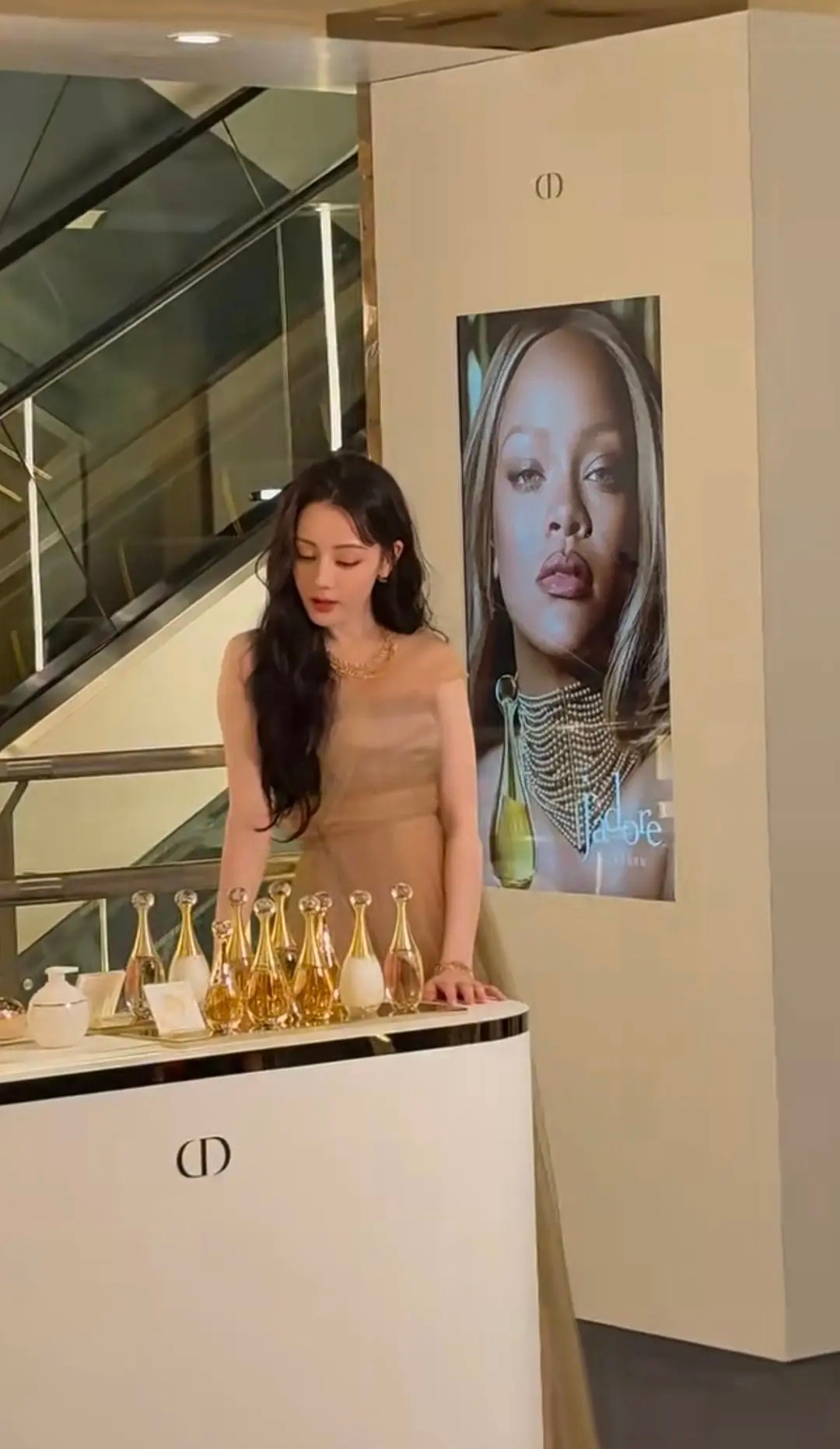 迪丽热巴金色纱裙 迪丽热巴 dior活动生图，此女是神，美神降临迪丽热巴香槟裙 