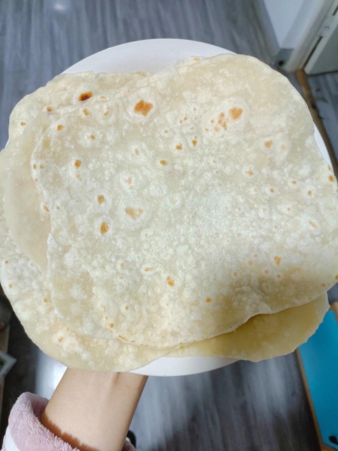 又软又筋道的全烫面单饼，卷菜嘎嘎香！