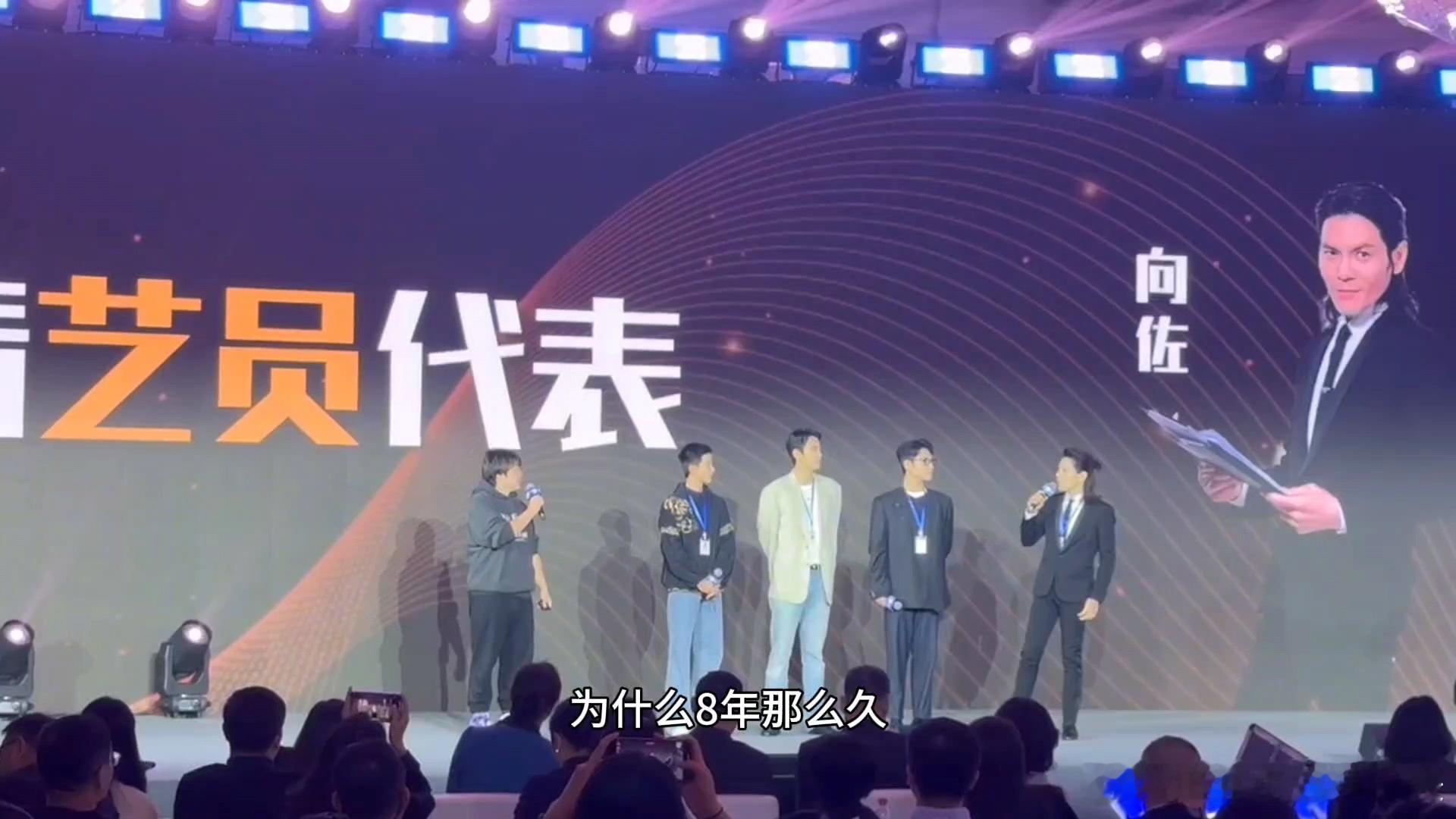 #吴彤8年不敢和向佐合作的原因##吴彤曾因向佐长得太凶不敢跟他合作# 吴彤回忆8
