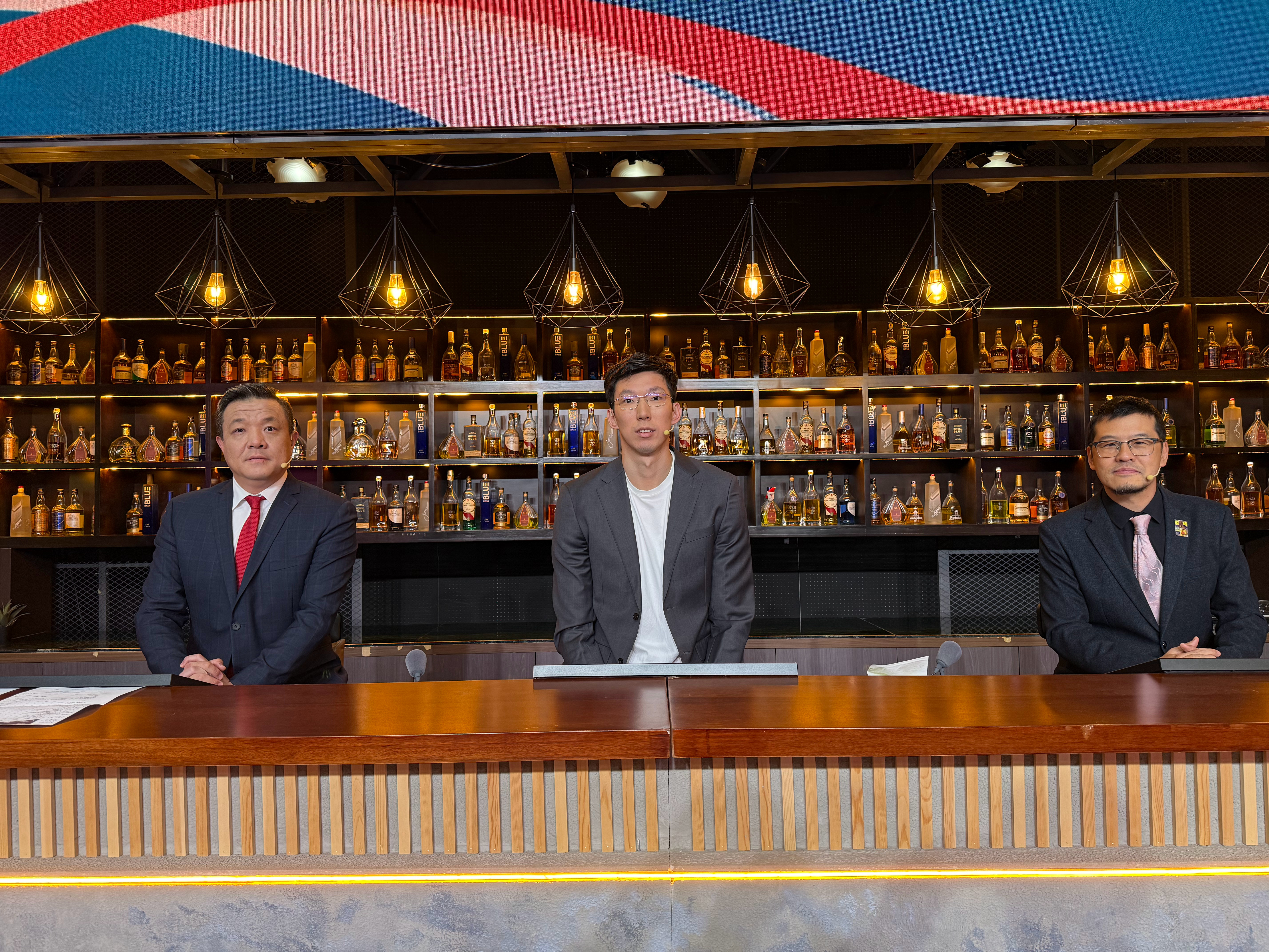 据说只要琦酱往这儿一坐，中国队准赢。 