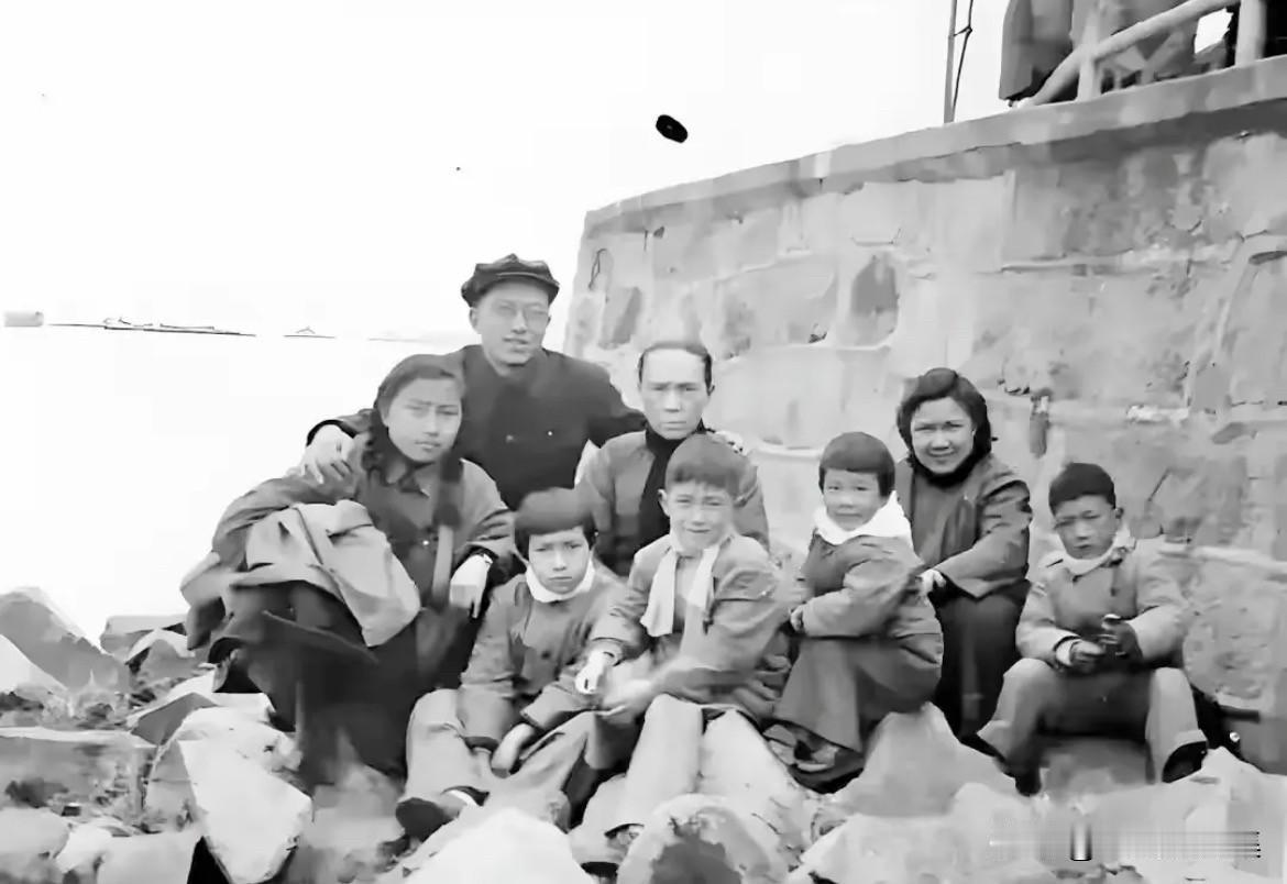 1954年4月4日，杜宣与叶露茜一家在吴淞口春游的温馨瞬间￼。值得一提的是，叶露