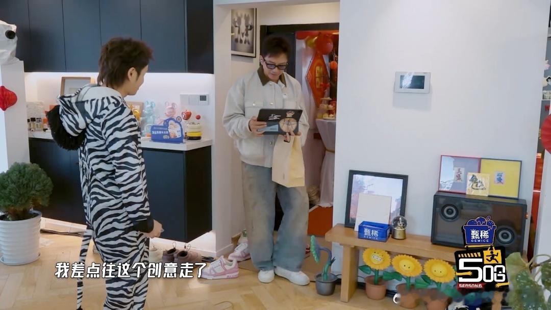 邓超带打包袋去王勉家吃饭鹿晗说邓超带的是打包袋 邓超王勉互认马年春晚同事，超哥拎