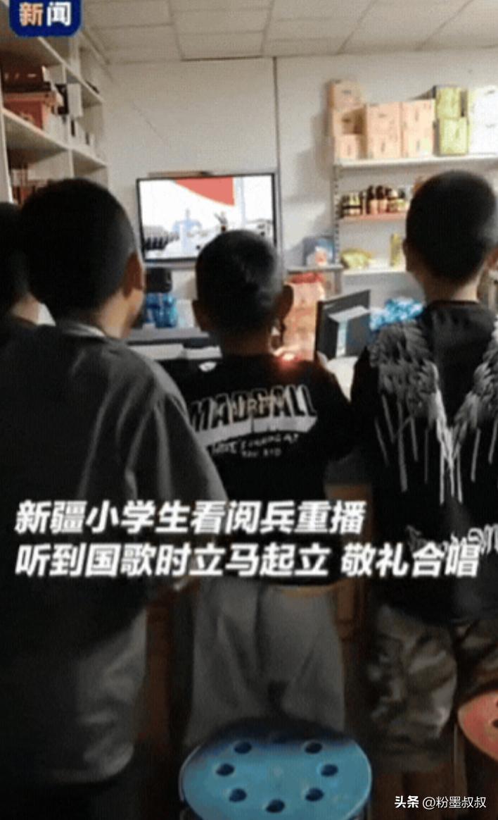 “上央视新闻了！”新疆，女子在店里看阅兵重播，发现几名小孩趴窗边偷看，就请他们进