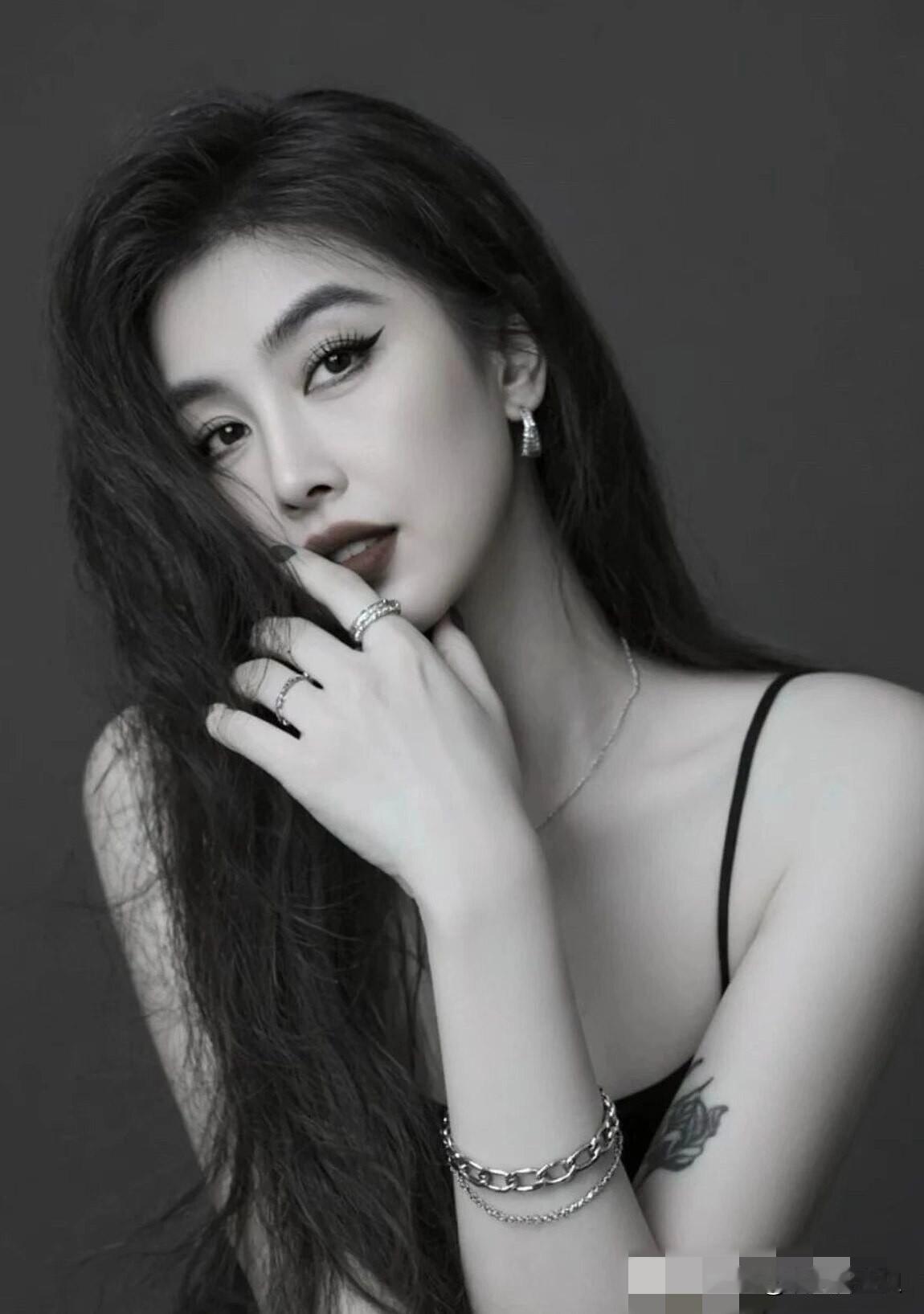 冷艳美女