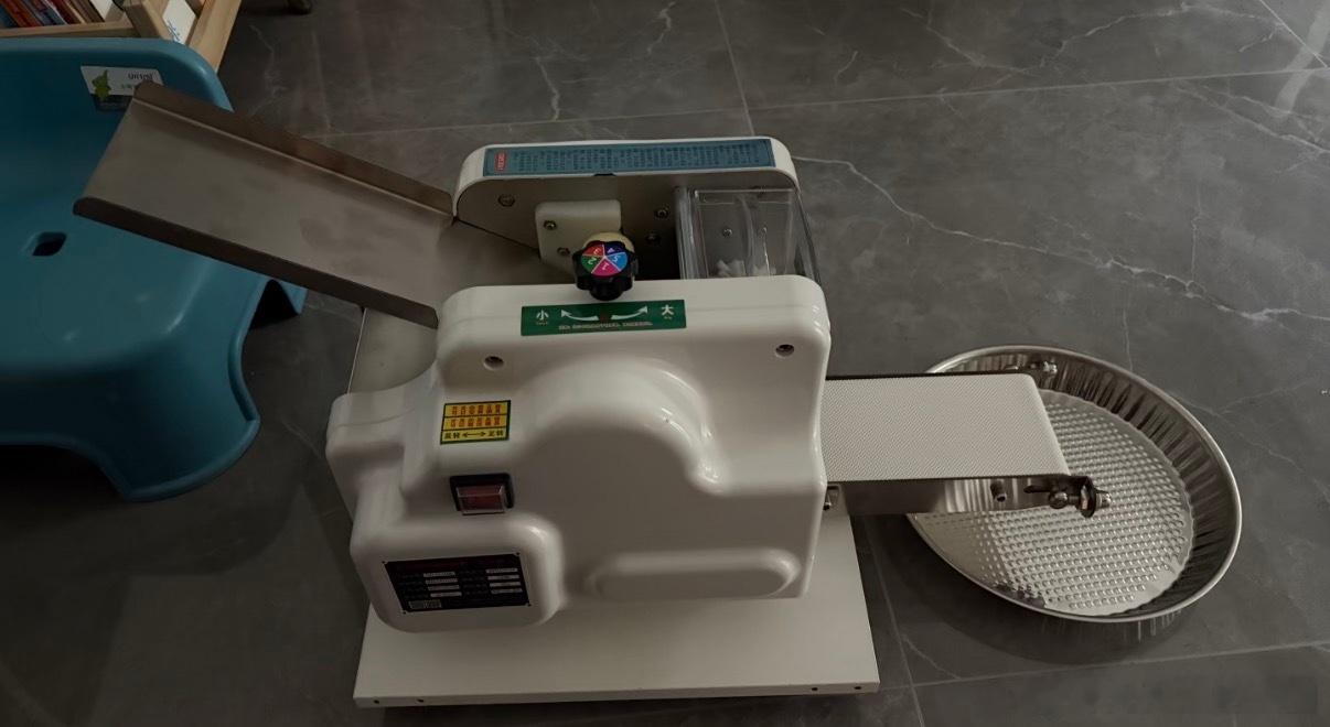 美食综艺厨师用机器擀饺子皮遭质疑百厨大战百厨大战里大厨不用手工擀饺皮改用机器，不