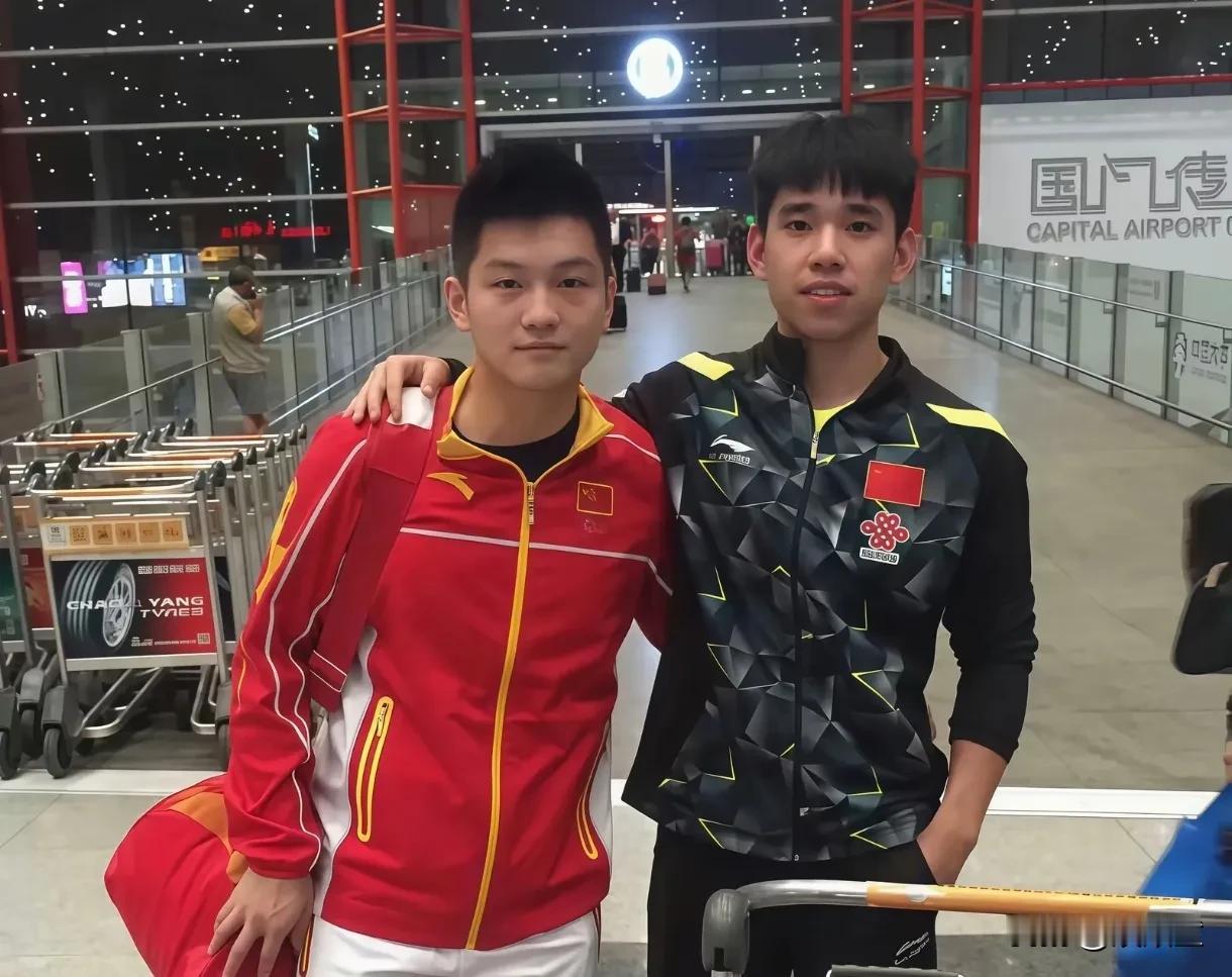 谁年轻的时候，不是一个活跃的话痨！
这段时间，孔令轩与赵子豪合体参加上海乒乓球嘉