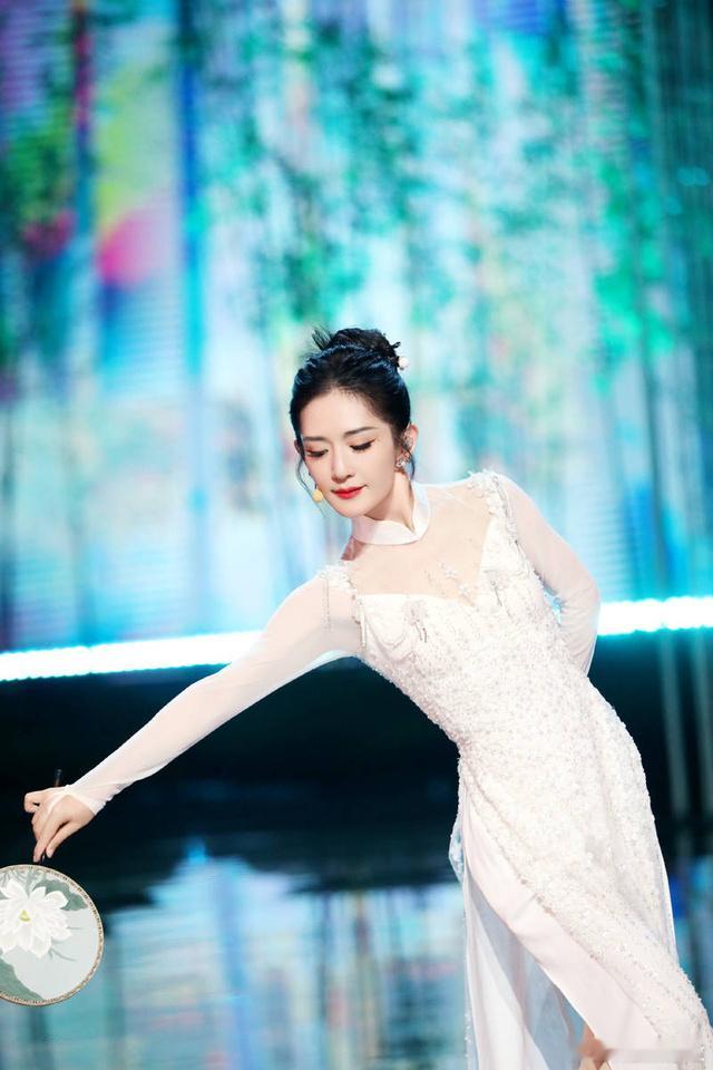 谢娜演唱会太阳女神终于官宣要开演唱会了！从快乐大本营的搞笑担当到舞台上的真唱真跳